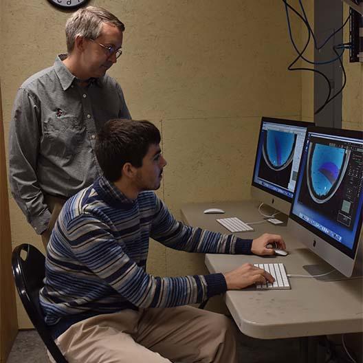 Dr. 马德拉克在达格伦天文台帮助一名学生 